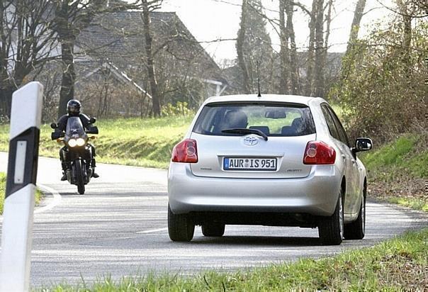 Gerade zu Beginn der Motorradsaison ist die Unfallgefahr besonders hoch. Ein faires Miteinander von Bikern und Autofahrern sorgt für deutlich mehr Sicherheit auf den Strassen. Foto: Toyota/GP